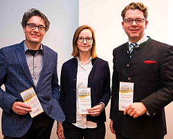„Wir bauen neue Bettenhäuser“: Geschäftsführer Nicolas von Oppen (rechts) sowie Architekt Alexander Deutschmann und Jasmin Hallemeier von Nickl & Partner Architekten München informierten am Mittwoch die Anwohner zum geplanten Neubau-Projekt. Foto: Klinikum Landshut