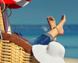 Strandurlaub ohne Reue: Das gelingt, wenn man immer einen hohen, gut verträglichen Lichtschutz aufträgt und die aggressive Mittagssonne meidet.