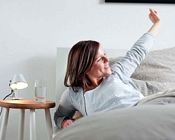 Endlich frei - Mit ein paar Tricks werden selbst aus kurzen Auszeiten echte Energiespender. Foto: djd/Die Schwenninger/istockphoto-Nils Hendrick Müller