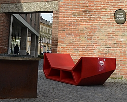 Wer eine Pause vom Shopping braucht, darf hier auf den Enzos der Hochschule Landshut gerne sitzenbleiben