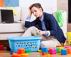 Viele berufstätige Mütter managen parallel die Kindererziehung, den Haushalt und den Einkauf. Die Ruhepausen kommen oft zu kurz.