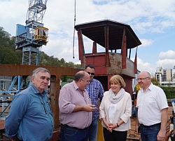 Tiefbauamtsleiter Markus Fischer (rechts) und die Stellvertretende Landrätin Barbara Unger (2. von rechts) am Montag beim Besuch auf der Werft mit Vertretern der Baufirma.