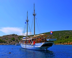 Ein echtes Highlight: Die Fahrt mit einem der Motorsegler der I.D. Riva Flotte. Die MS Poseidon ist nur eines der Schiffe, das zu einem echten Abenteuerurlaub einlädt. (Foto: epr/I.D. Riva Tours