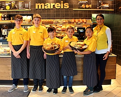 Die fünf Jungen begannen den Boys’ Day gemeinsam mit Mareis-Filialbetreuerin Maria Diaz und machten sich dann an die Arbeit mit guten Produkten – vom kleinen Snack bis zum großen Brotklassiker.