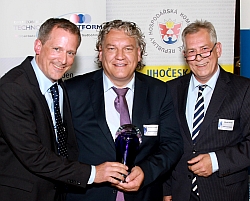 Stellvertretender IHK-Hauptgeschäftsführer Martin Frank (von rechts) überreichte den Cross Border Award am Geschäftsführer Christian Schambeck und Vertriebsleiter Christopher Mayer. Foto: IHK