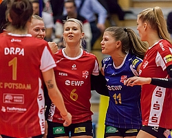 Sophie Dreblow (blaues Trikot) freut sich darauf künftig nicht mehr als Gast in der turmair Volleyballarena zu spielen. Bei ihren beiden Gastspielen mit dem VCO Berlin und zuletzt mit dem SC Potsdam (im Bild) haben die junge Libera begeistert (Foto: Schindler).