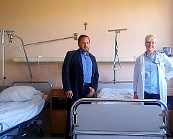 Sieht fast aus wie in der Klinik Mallersdorf noch vor einiger Zeit, doch das Patientenzimmer befindet sich im Landkreiskrankenhaus Schwientochlowitz. Leitender Oberarzt Ireneusz Florian verschafft sich beim Besuch in seiner polnischen Heimat einen Eindruck davon, wie die gespendeten mechanischen Patientenbetten dort bereits im Einsatz sind.