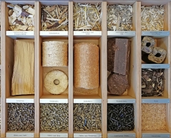 Groß ist die Vielfalt an Biomasserohstoffen für die Brennstoffnutzung. Ihre Eigenschaften lassen sich durch eine Online-Abfrage der Datenbank FRED abschätzen: http://www.fred.bayern.de