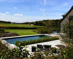 Eine gepflegte Wasserfläche im Garten wertet jedes Grundstück optisch auf - erst recht, wenn das Wasser ohne Chemie auf natürliche Weise gefiltert und gesäubert wird.Eine gepflegte Wasserfläche im Garten wertet jedes Grundstück optisch auf - erst recht, wenn das Wasser ohne Chemie auf natürliche Weise gefiltert und gesäubert wird.