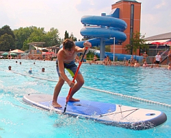 Der entscheidende Moment im Finale des Stand Up-Paddelns: Lukas Högl steuert auf die Ziellinie zu, während sein Konkurrent den Abgang macht.