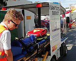 Tagesgeschäft ist dagegen die Versorgung mit Pflastern, weil gerade junge Mädchen gern neue Schuhe zum Volksfest anziehen.