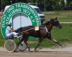 George Greenwood – hier mit seiner Besitzerin Christine Kellermeier – hat beim Straubinger Volksfestrenntag mit Rudi Haller beste Chancen auf den Siegerpokal im LOTTO Bayern-Grand Prix.