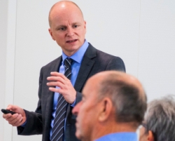 Carsten Raab, neuer Chefarzt der Klinik für Unfallchirurgie, hält drei Vorträge im neuen Programm – Schwerpunkt ist das Thema Schulter. Foto: Klinikum Landshut