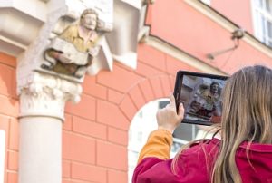 Kind fotografiert mit Tablet
