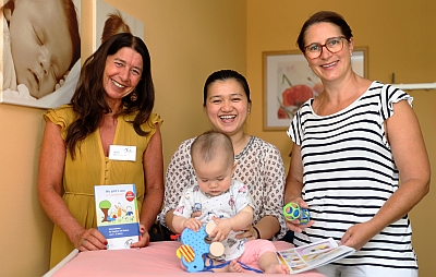 Stilla Waltl-Seidl (links, KoKi Stadt Landshut) und Familienkinderkrankenschwester Karina Brötzenberger (rechts) mit einer Teilnehmerin der Babysprechstunde und ihrem Kind. Foto: Klinikum