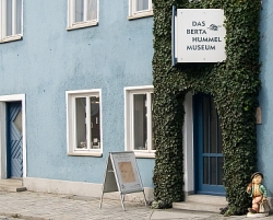 Das Berta-Hummel-Museum soll vom Marktplatz in das Freilichtmuseum Massing umziehen. Foto: Bezirk Niederbayern, Lang