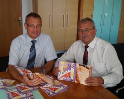 Der Leiter der Kreismusikschule, Andreas Friedländer (links) und Landrat Josef Laumer stellen das Zusatzangebot der Kreismusikschule vor.