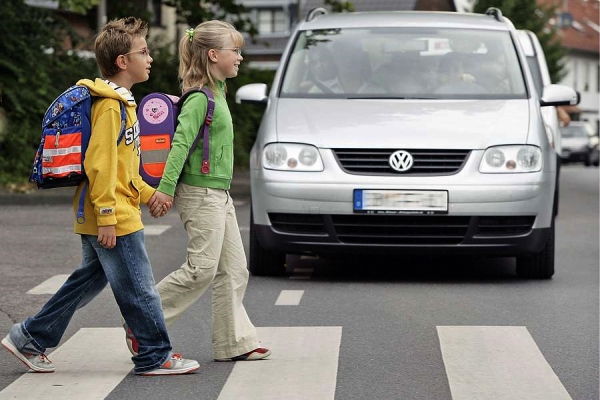 Nicht nur im Unterricht - auch auf dem Weg zur Schule ist es wichtig, dass Kinder gut sehen können. - Foto: djd/ZVA/Peter Boettcher