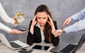 Im Berufsalltag herrscht oft Dauer-Input und nach Feierabend geht es bei vielen via Social Media weiter. -Foto: djd/Neurexan/thx