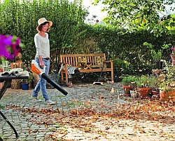 Mit den passenden Gartenhelfern lassen sich Wege und Terrassen schnell und bequem vom Laub befreien. - Foto: djd/STIHL