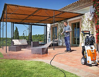 Einmal abbrausen bitte: Bevor sie ins Winterlager kommen, gibt es für die Gartenmöbel noch eine gründliche Reinigung. -Foto: djd/STIHL