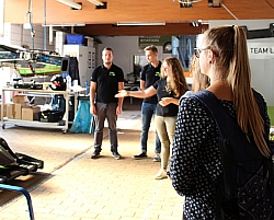 Eine Station der Schnitzeljagd war die Werkstatt des Studentischen Vereins Fast Forest. Aufgabe war, ein Gruppen-Selfie mit Jenny zu machen.