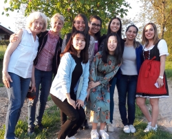 Studentinnen aus Südkorea, Brasilien und Mexiko nahmen an einem Bavarian Dinner bei Familie Dexl aus Alberting teil