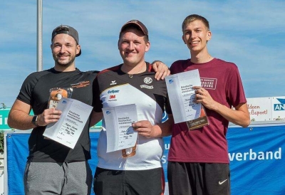 Der Deutsche Hochschulmeister im Trap-Schießen studiert an der THD. Stefan Veit, flankiert vom Vizemeister Eugene Schwarz (links) und dem Drittplatzierten Thomas Hoppe.