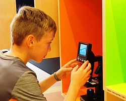 Kinder werden zu Forschern – das Schaufenster NAWAREUM zeigt am 2. Oktober im Rahmen der „Schlauen Nächte Niederbayerns“ was alles in Nachwachsenden Rohstoffen steckt. Bild: TFZ