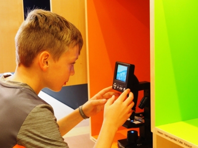 Kinder werden zu Forschern – das Schaufenster NAWAREUM zeigt am 2. Oktober im Rahmen der „Schlauen Nächte Niederbayerns“ was alles in Nachwachsenden Rohstoffen steckt. Bild: TFZ