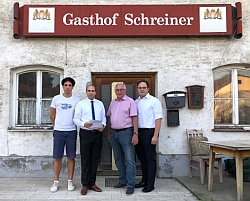 Schreiben dem ehemaligen Gasthof keinen erhaltenswerten Charakter zu (von links): Besitzer Toni Hohenester jun., Bundestagsabgeordneter Florian Oßner, Bürgermeister Sebastian Satzl und dritter Bürgermeister Hans-Peter Deifel.