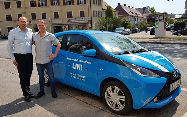 Bundestagsabgeordneter Florian Oßner (links) begleitete Pflegedienstinhaber Anton Lini und lobte seine vorbildliche Arbeit: „So wie Sie Pflege verstehen, umsetzen und vorleben, ist das eine starke praktische Hilfe und wertvolle mentale Unterstützung für die Betroffenen und Angehörigen.“