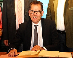 Beim Eintrag von Bundesminister Gerd Müller ins Goldene Buch des Marktes Altdorf (hinten von links): KPV-Kreisvorsitzender Josef Klaus, Bezirksrätin Martina Hammerl, Bürgermeister Helmut Maier, Landtagsabgeordneter Helmut Radlmeier, CSU-Kreisvorsitzender und MdB Florian Oßner sowie CSU-Kreistagsfraktionssprecher Josef Haselbeck.