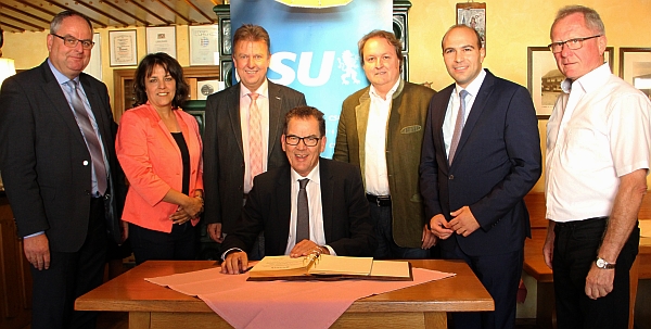 Beim Eintrag von Bundesminister Gerd Müller ins Goldene Buch des Marktes Altdorf (hinten von links): KPV-Kreisvorsitzender Josef Klaus, Bezirksrätin Martina Hammerl, Bürgermeister Helmut Maier, Landtagsabgeordneter Helmut Radlmeier, CSU-Kreisvorsitzender und MdB Florian Oßner sowie CSU-Kreistagsfraktionssprecher Josef Haselbeck.  