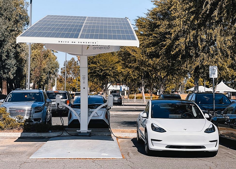 Elektroauto beim Ladevorgang