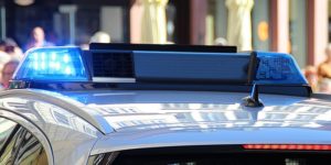 Unfall bei Aholfing: Fahrer flüchtet und greift Polizei an