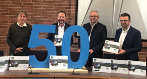 Freuten sich über ein gelungenes Werk: Herbert Scheubner (Autor), Peter F. Schneider (Geschäftsführer WIKOMmedia), Landrat Josef Laumer und Jürgen Müller (Geschäftsführer WIKOMmedia, von links). - Foto: Landratsamt Straubing-Bogen