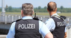 Polizei durchsucht Wohnung – plötzlich steht möglicher Cannabis-Käufer vor der Tür