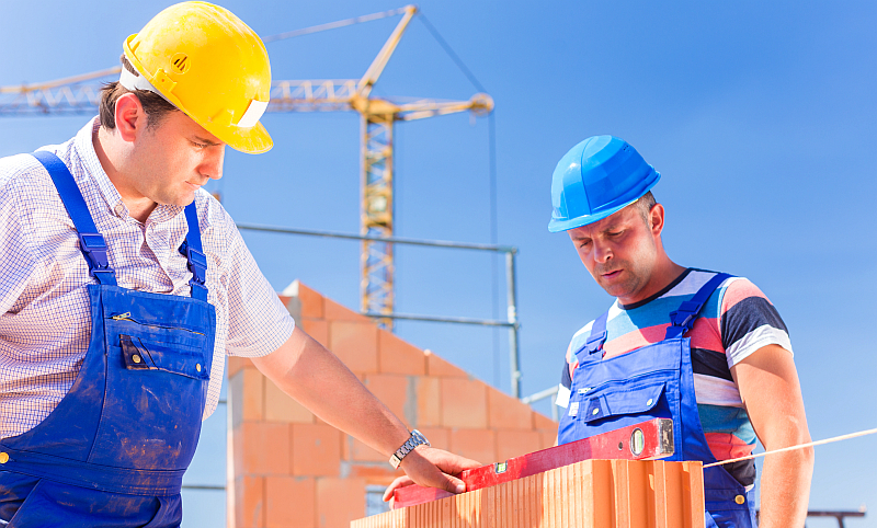 Zwei Maurer auf einer Baustelle