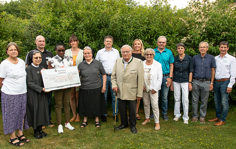 Mallersdorfer Ordensschwester erhalten Scheck