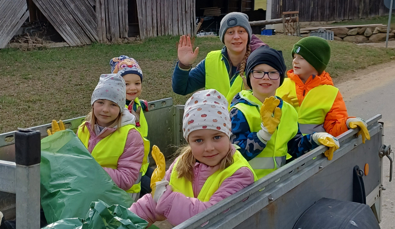 Feuerwehr Gossersdorf bei der Sammelaktion "Sauber macht lustig!"