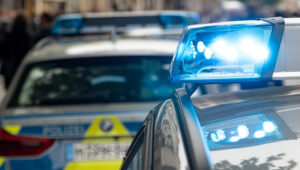 Party-Chaos in Aholfing: Feier kippt, Polizei und Rettung im Einsatz