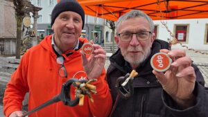 Am Infostand der ÖDP/PU Straubing gibt es Taschenaschenbecher