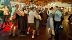 Burghexen und Gstanzlsänger begeisterten beim Funkenball