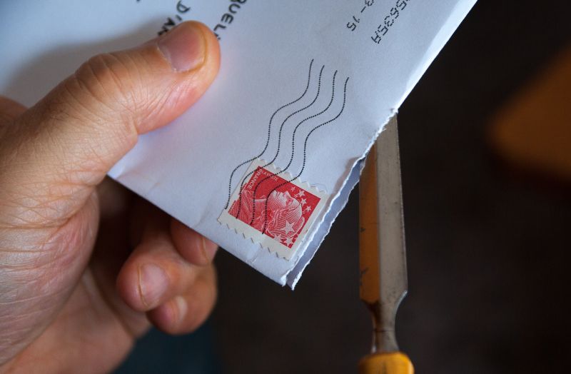 Briefumschlag - Brief wird geöffnet