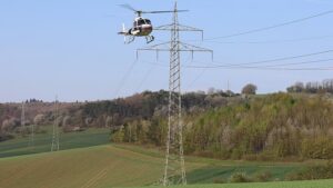 Hubschrauber über der Region: Stromleitungen werden aus der Luft geprüft