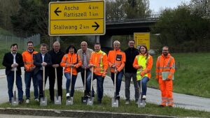 Letzter Spatenstich für Laumer: Kreisverkehr soll Unfallschwerpunkt entschärfen