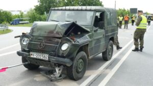 B20: Bundeswehr-Jeep kracht auf Lastwagen – Drei Soldaten verletzt