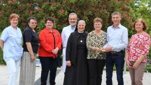 Palliativ-Team dankt Kerzenbastelgruppe für 500 Euro