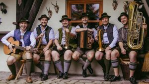 Sankt Englmar feiert Premiere mit erstem Kocherlball